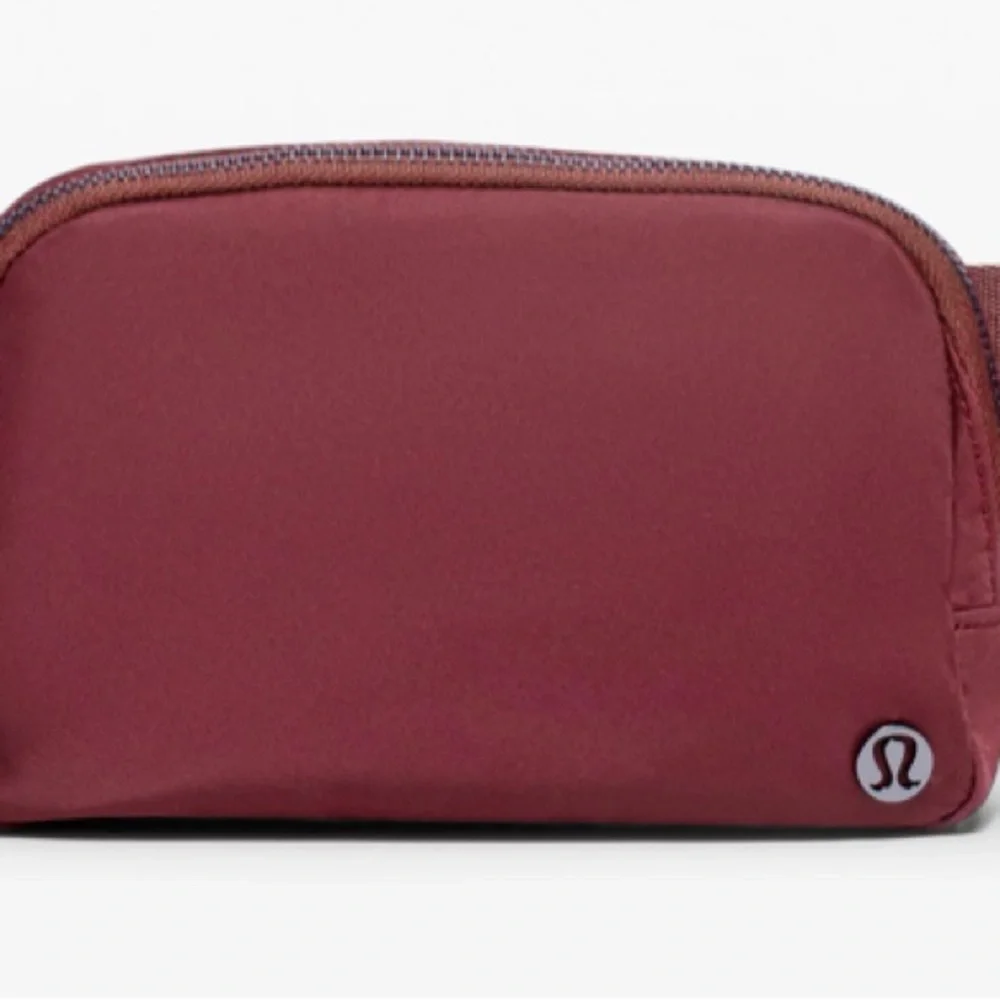 Lululemon Everywhere Belt Bag Burgundy /Maroon NWT Perfect for Holidays - Picture 1 of 3
